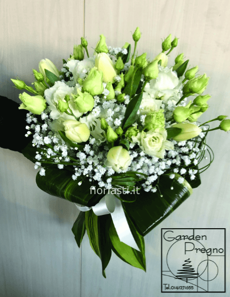 Bouquet con fiori tendente al bianco.