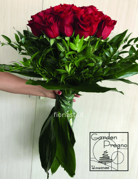 Mazzo gambo lungo con rose rosse e foglie aspedistria